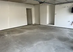 Garage vorher: rissiger, fleckiger Betonboden